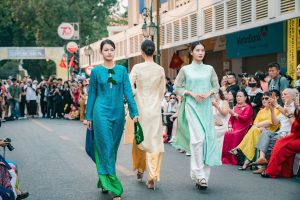 Áo dài Sắc thu Hà Nội trên phố Tràng Tiền