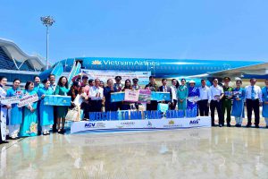 Vietnam Airlines trao quà cho hành khách thứ 9 triệu đến Khánh Hòa