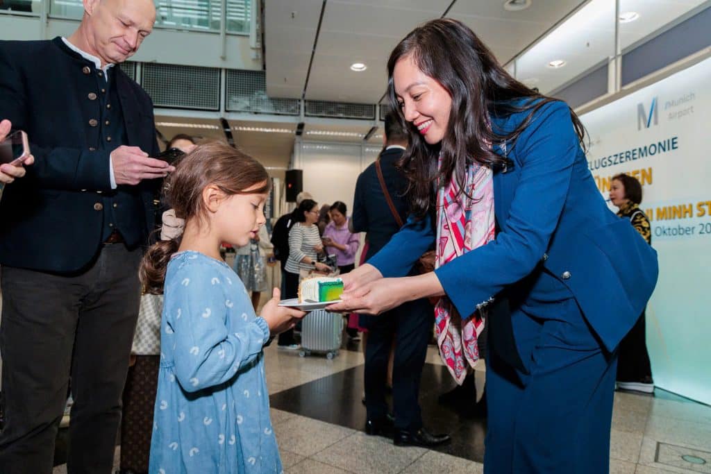 3.1. Vietnam Airlines Tặng Quà Lưu Niệm Cho Hành Khách 1024x683