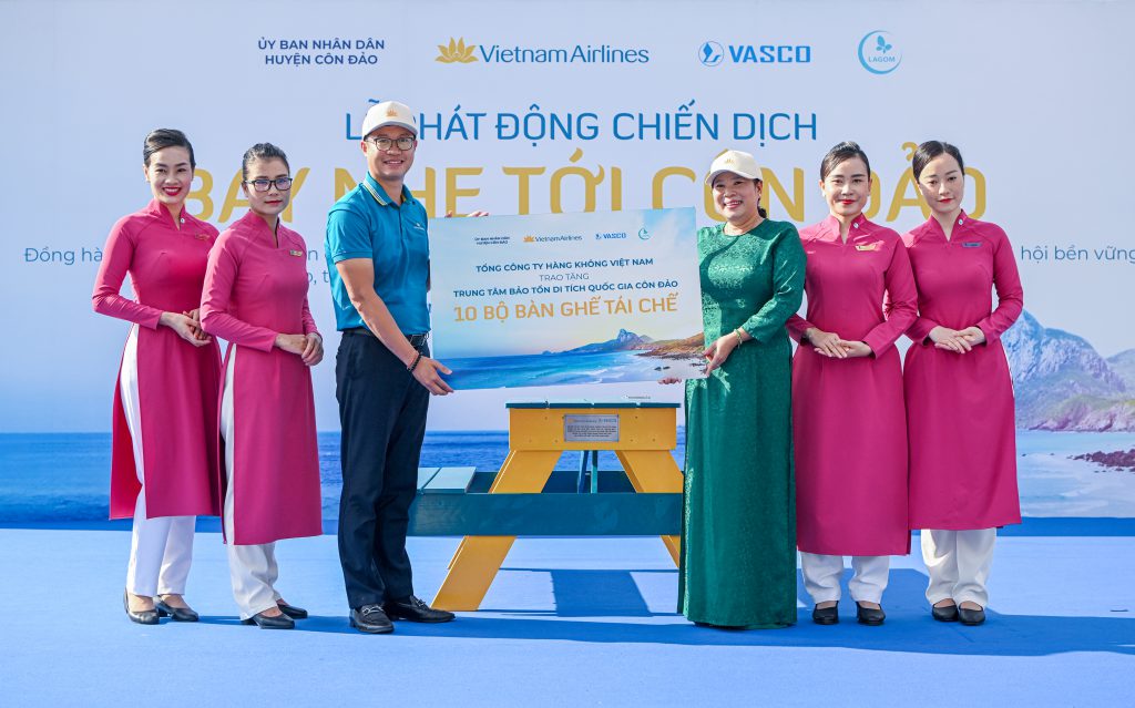 Ảnh 6. Dại Diện Vietnam Airlines Trao Tặng Côn Dảo 10 Bộ Bàn Ghế Từ Các Sản Phẩm Tái Chế 1024x639