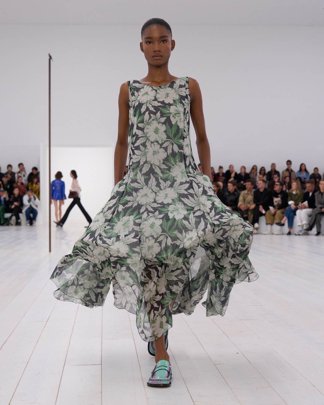 LOEWE_SS25_WW_SHOW_RUNWAY_LOOK_11_FRONT_RGB_CROPPED_4x5_11