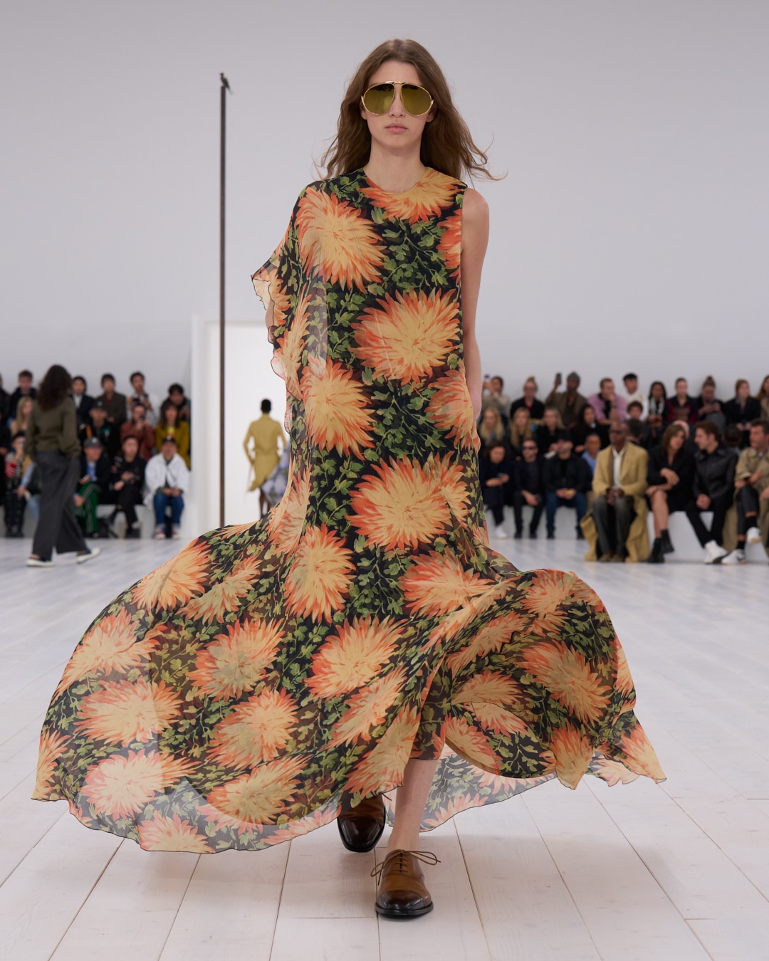 LOEWE_SS25_WW_SHOW_RUNWAY_LOOK_42_FRONT_RGB_CROPPED_4x5_42
