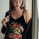 Thêu hoa trên nhung lụa
