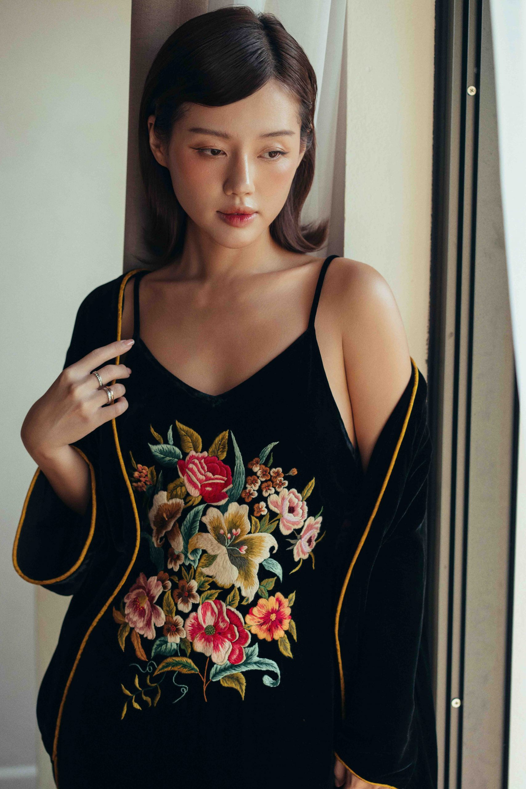 Thêu hoa trên nhung lụa