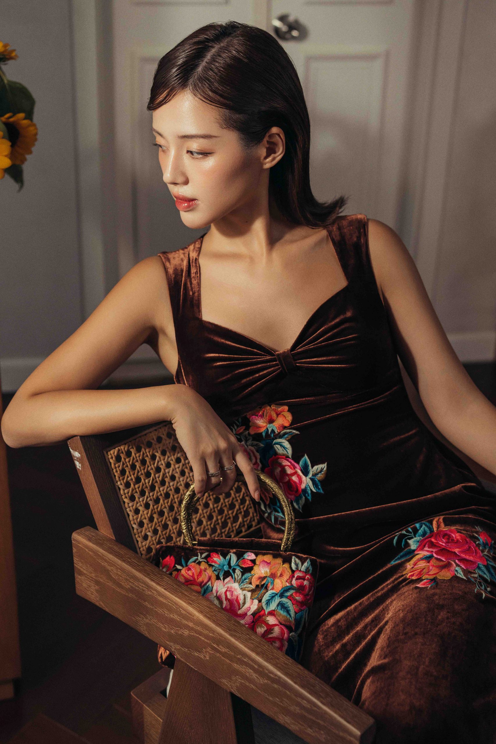 Thêu hoa trên nhung lụa