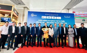 Vietnam Airlines phối hợp với tỉnh Lâm Đồng chào đón du khách thứ 10 triệu