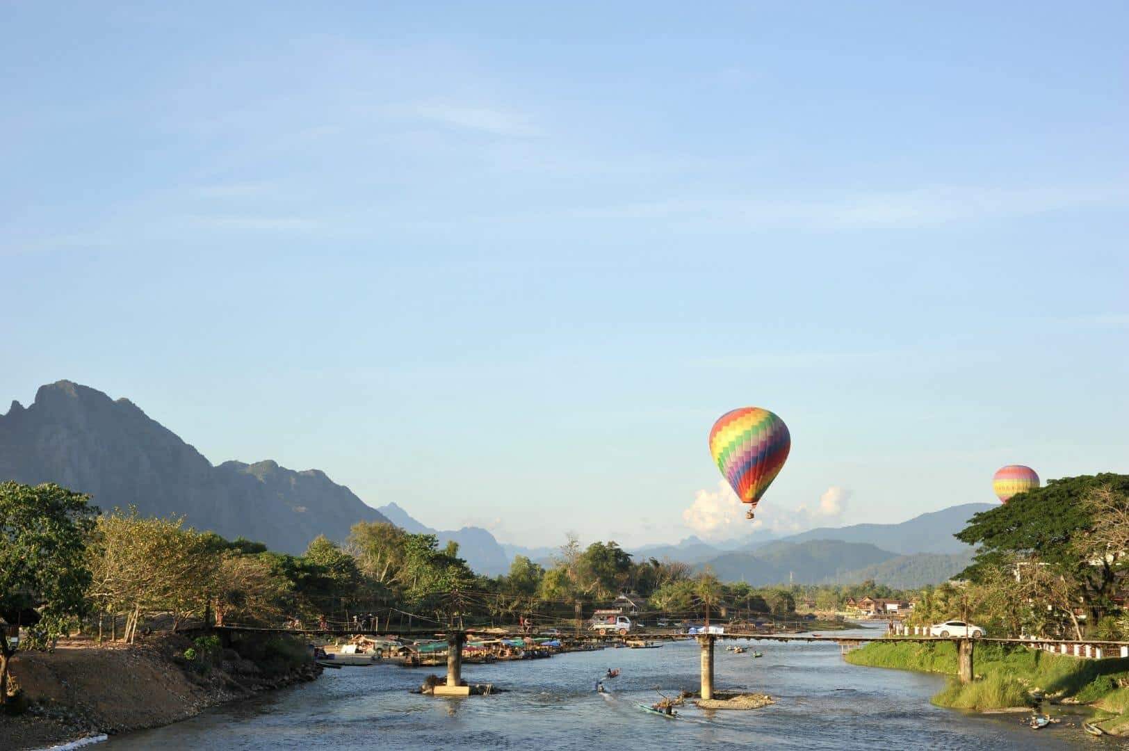 Bạn có thể ngắm toàn cảnh của Vang Vieng trên khinh khí cầu