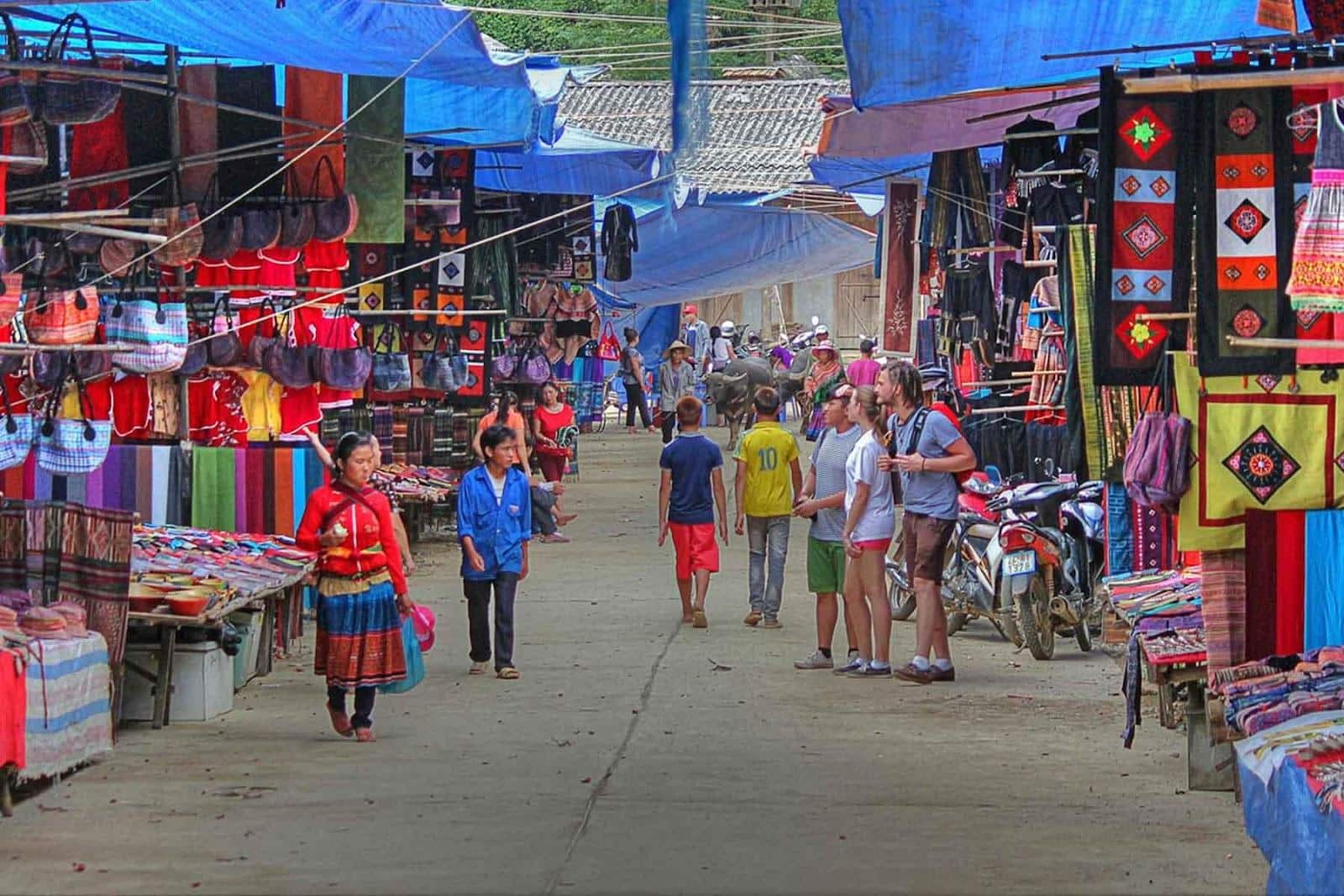Đi chợ phiên sẽ là một trải nghiệm đáng nhớ cho bạn khi du lịch Lào Cai