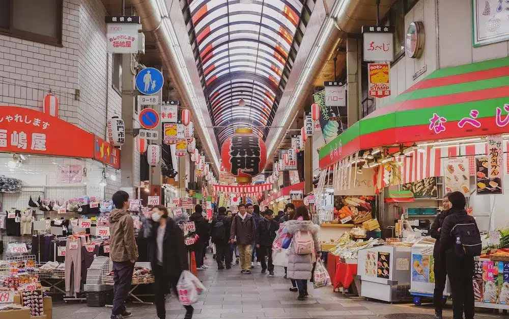 Nếu du lịch Osaka, bạn nên đến chợ Kuromon để thưởng thức hải sản tươi sống
