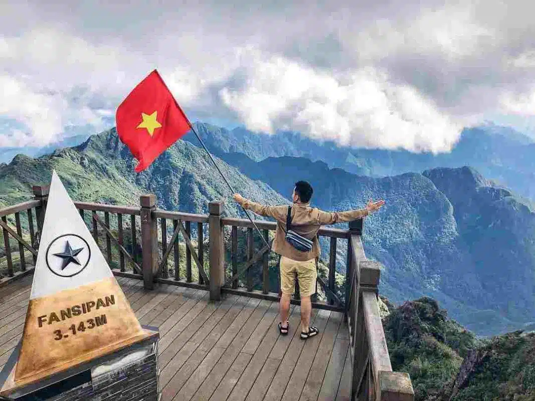 Fansipan là địa điểm du lịch Lào Cai lý tưởng cho những người thích khám phá và chinh phục