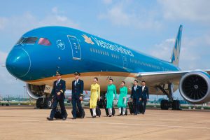 Khách quốc tế bùng nổ, giá nhiên liệu giảm giúp Vietnam Airlines báo lãi