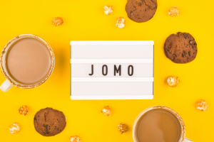 Chủ Nghĩa “JOMO” – Bí quyết tận hưởng mùa hè an nhiên cho người hướng nội