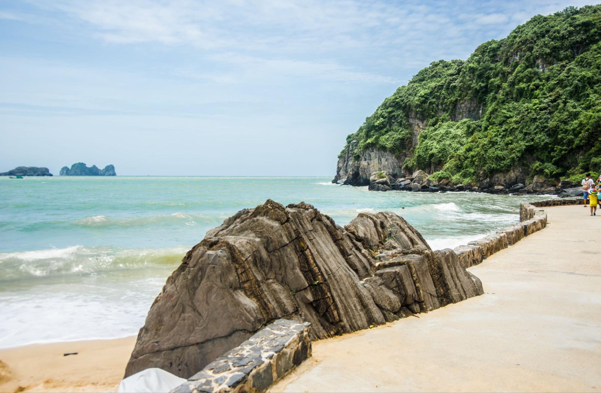 Du khách có thể lựa chọn các chuyến bay đến Cát Bi để bắt đầu hành trình tham quan đảo Cát Bà