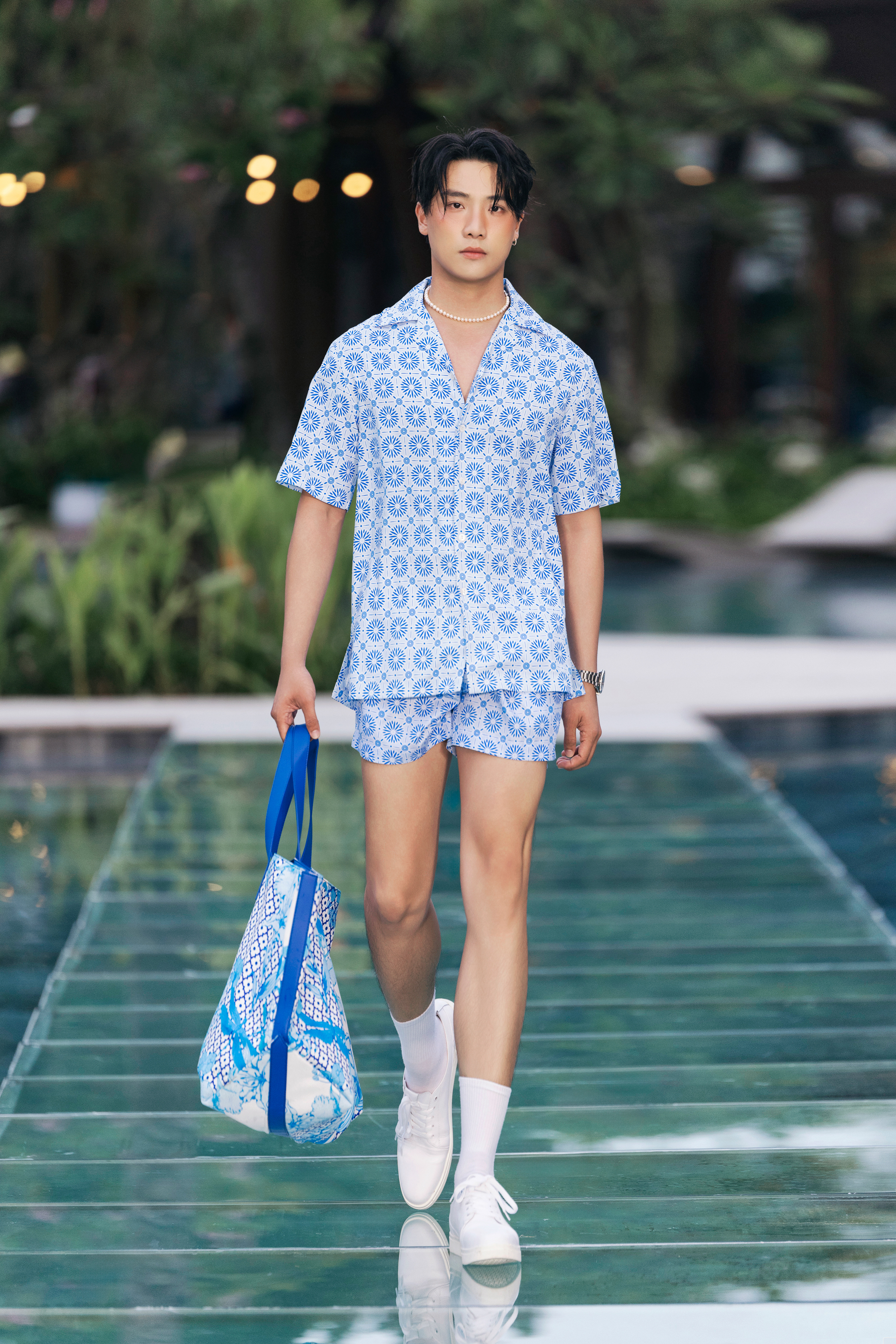 BST “Vivavivu” của NTK Adrian Anh Tuấn