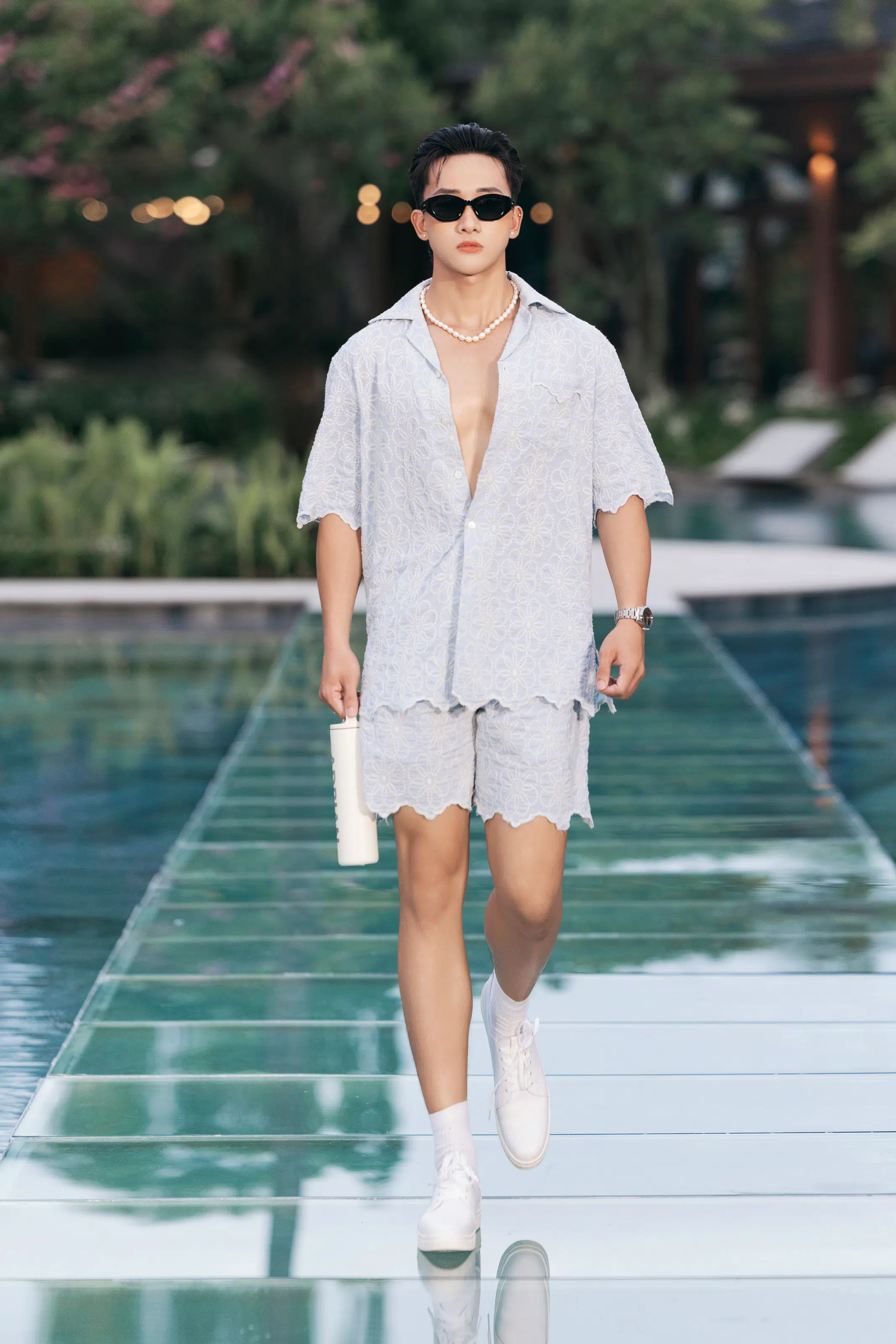 BST “Vivavivu” của NTK Adrian Anh Tuấn