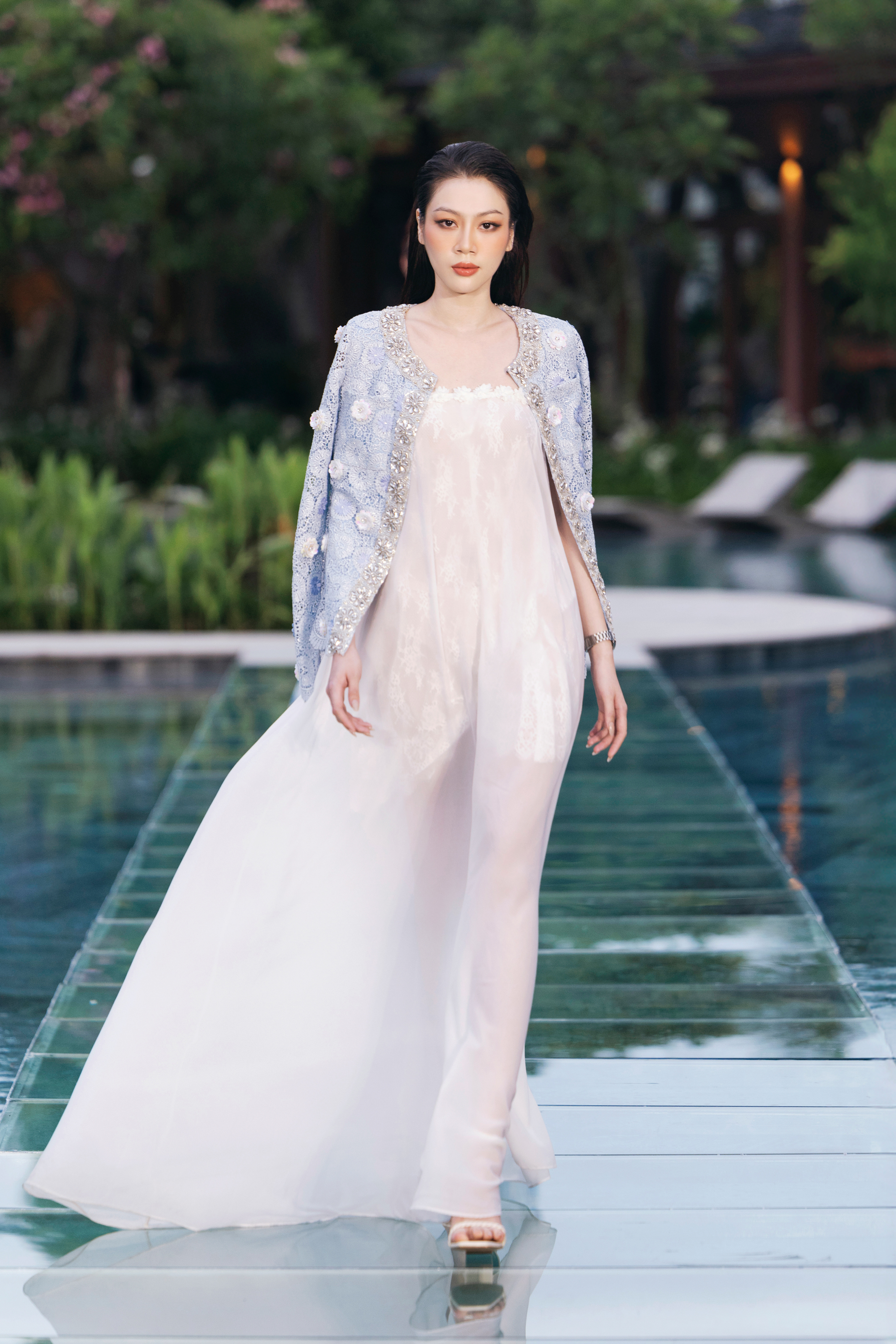 BST “Vivavivu” của NTK Adrian Anh Tuấn