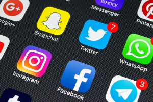 Khi mạng xã hội không còn là nơi update mà là “tường cảm xúc cá nhân hóa”