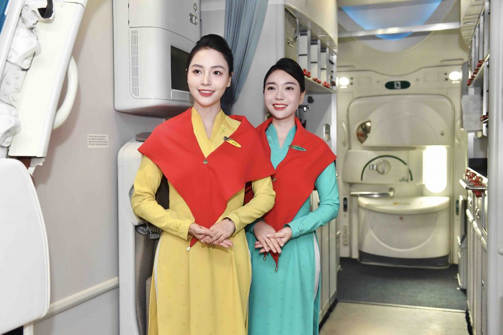 2. Tiếp Viên Vietnam Airlines Quàng Khăn Dỏ Sao Vàng Nở Nụ Cười Chào Dón Hành Khách Trong Không Khí Lễ Hội 1024x683