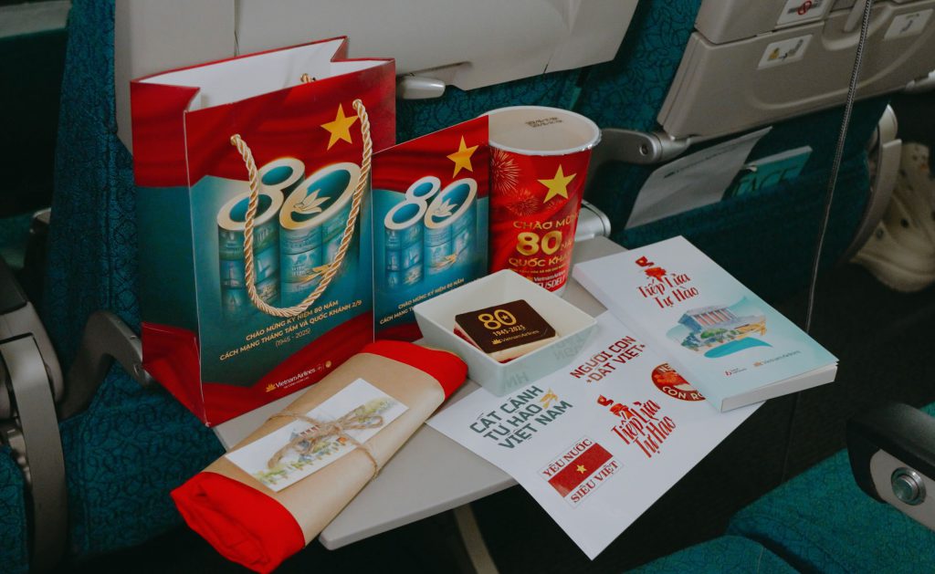 4. Quà Lưu Niệm Dặc Biệt Khăn Quàng Cờ Dỏ Sao Vàng Và Sổ Tay Hà Nội Tiếp Lửa Tự Hào 1024x629