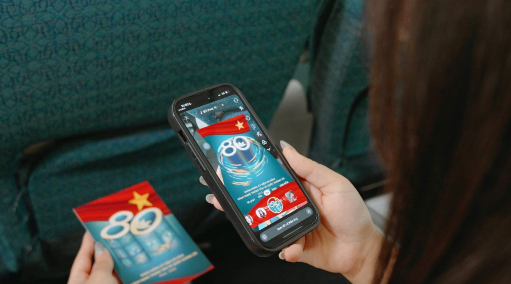 5. Tấm Thiệp Thực Tế Ảo AR Với Hình Ảnh Chim Lạc Máy Bay Và Lá Cờ Tổ Quốc Tung Bay Sống Dộng 1024x570