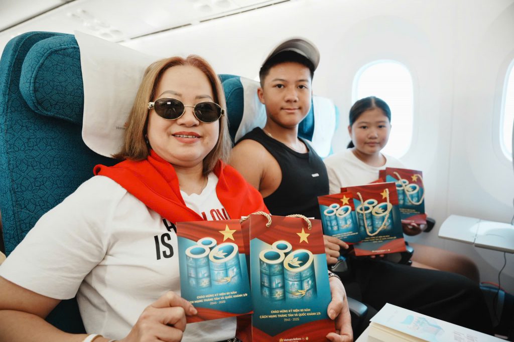 6. Một Khoang Ghế Tràn Dầy Nụ Cười Nơi Hành Khách Cùng Chia Sẻ Cảm Xúc Tết Dộc Lập Ngay Giữa Bầu Trời 1024x682