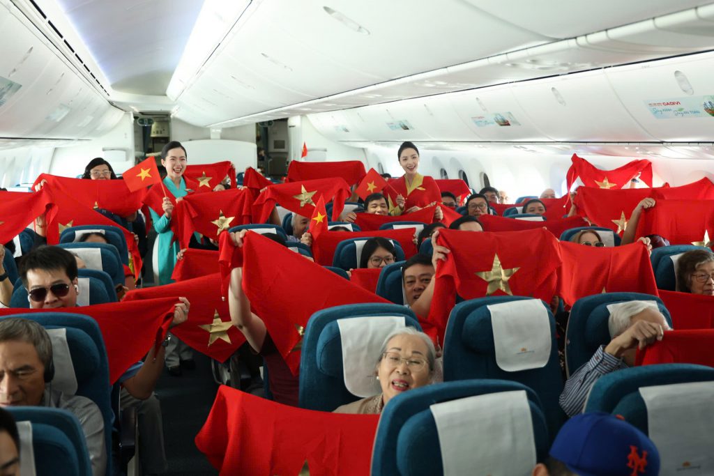 7.1 Hình Ảnh Toàn Cảnh Cabin Rực Rỡ Sắc Dỏ Và Không Khí Doàn Kết Tự Hào Dấu Ấn Khó Quên Của Hành Trình Dặc Biệt 1024x683