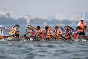 Hơn 400 vận động viên tranh tài tại Giải Bơi chải Thuyền rồng – Ván SUP Hà Nội mở rộng năm 2025