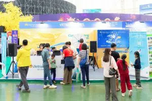 Gian hàng Vietnam Airlines hút khách tham quan tại Hội chợ Mùa thu 2025