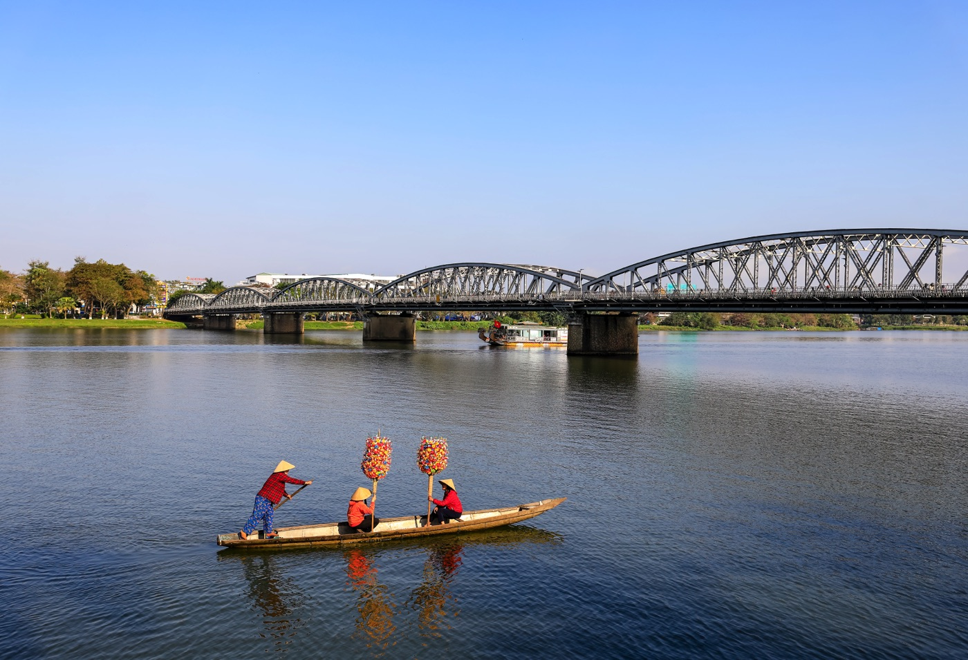 Cầu Trường Tiền như chiếc trâm cài trên mái tóc của nàng thơ xứ Huế mang tên sông Hương