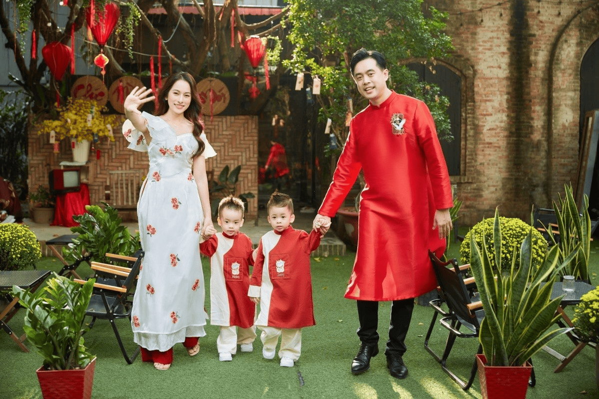 Gia đình Việt nổi bật trong bộ áo dài cách tân - thời trang theo mùa xuân