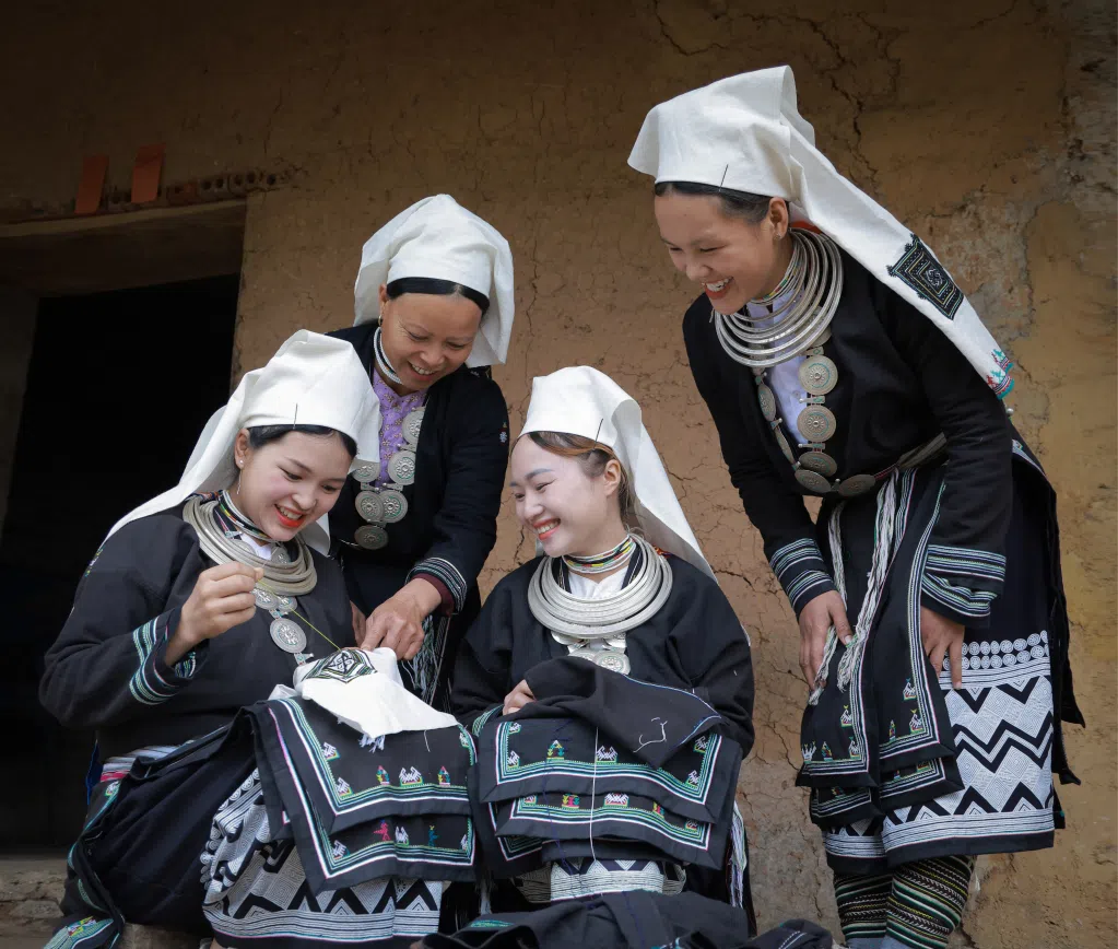 Phong cách thời trang theo mùa đông tại vùng cao nổi bật với hoạ tiết thổ cẩm rực rỡ