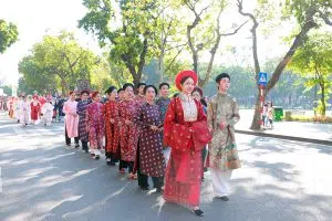 Bách Hoa Bộ Hành trở lại Hà Nội: 1.000 cổ phục rực sáng phố thu
