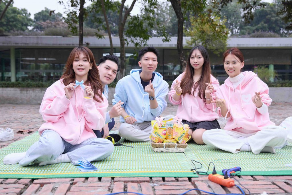 6. Cac Ban Tre Vietnam Airlines Va FPT Tro Chuyen Trong Hoat Dong Ket Noi Theo Nhom Nho Tai Su Kien 1024x683