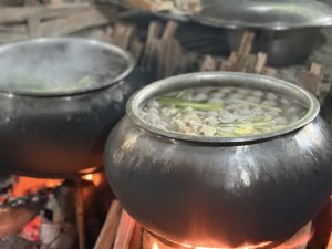 Quán bún bò 60 năm tuổi ở Huế vẫn đỏ lửa bếp củi mỗi sáng