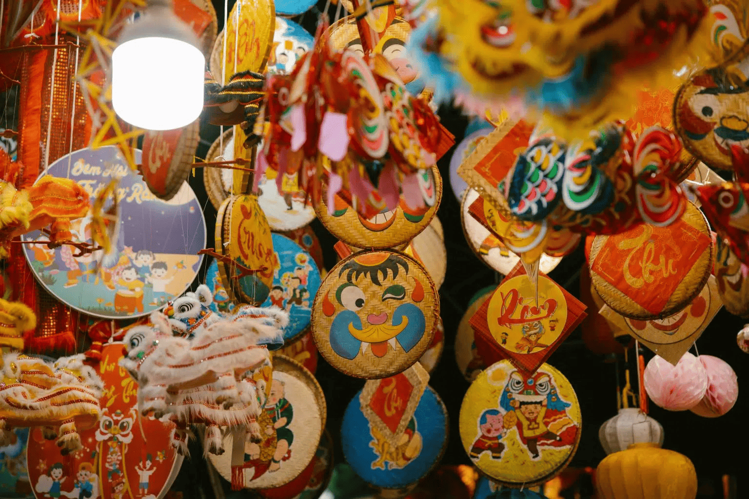 Ánh đèn lồng rực rỡ và không khí náo nhiệt trong đêm Rằm tháng Tám, thể hiện tinh thần đoàn viên ấm áp của Tết Trung Thu