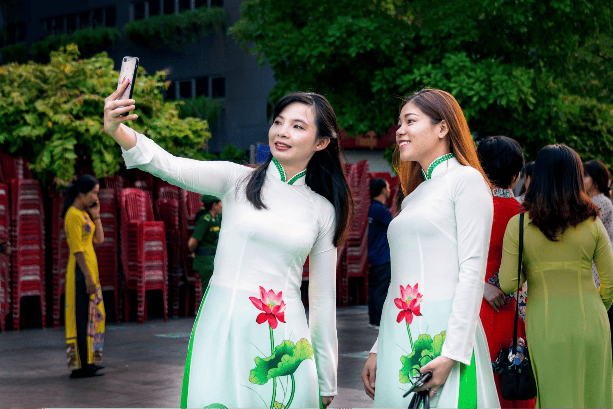 Áo dài đầu xuân thường mang ý nghĩa gửi gắm lời chúc an lành