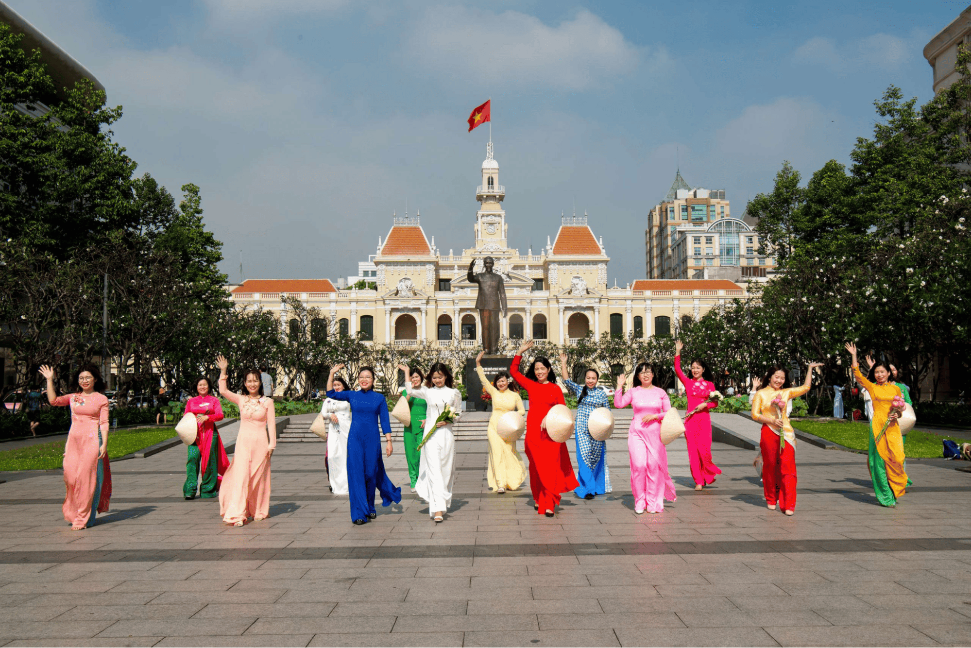 Áo dài là trang phục biểu tượng dịp Tết Nguyên Đán, tôn vinh vẻ đẹp duyên dáng, thanh lịch và giá trị văn hóa Việt
