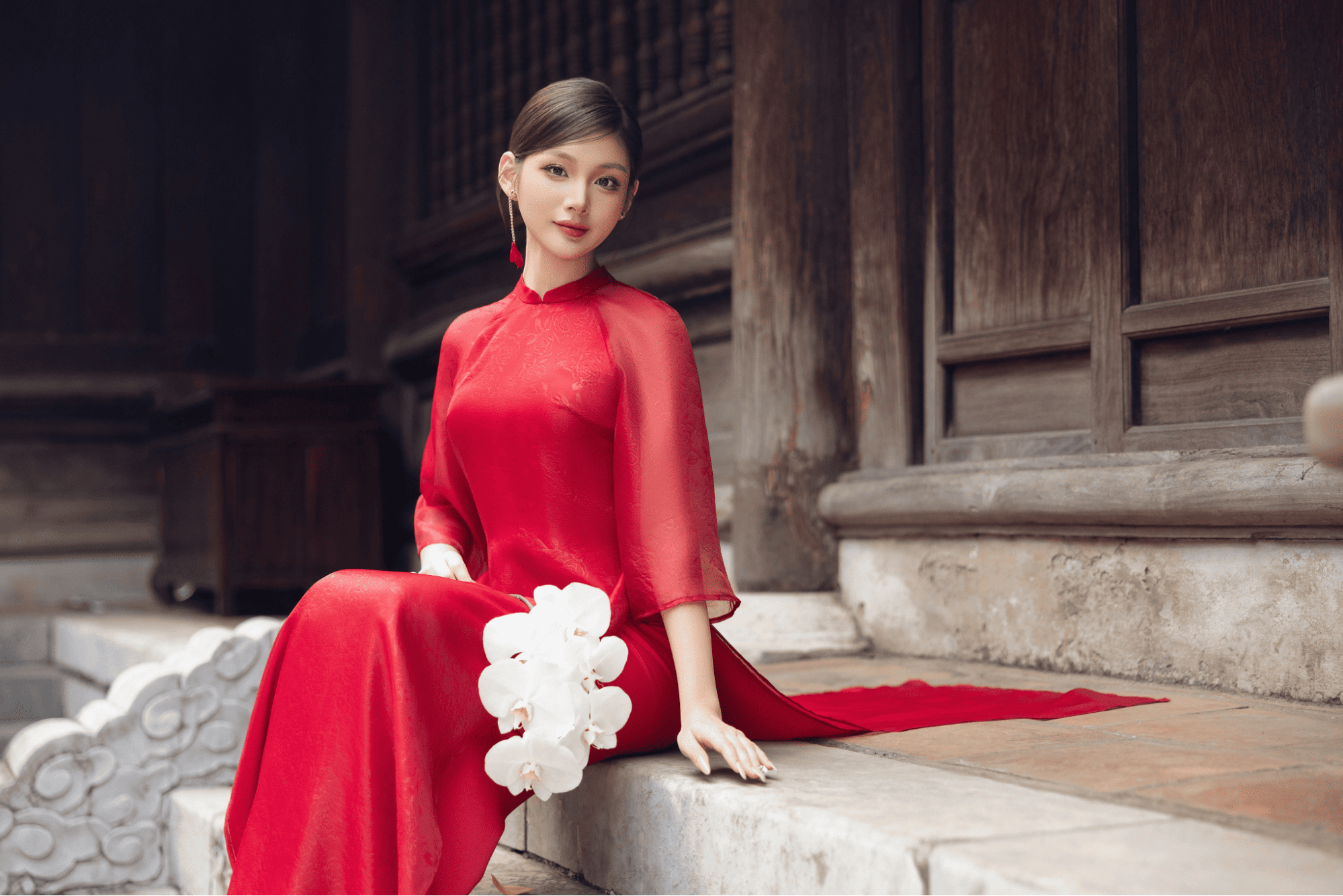 Áo dài màu đỏ được nhiều người Việt yêu thích vì niềm tin sẽ mang lại may mắn trong năm mới