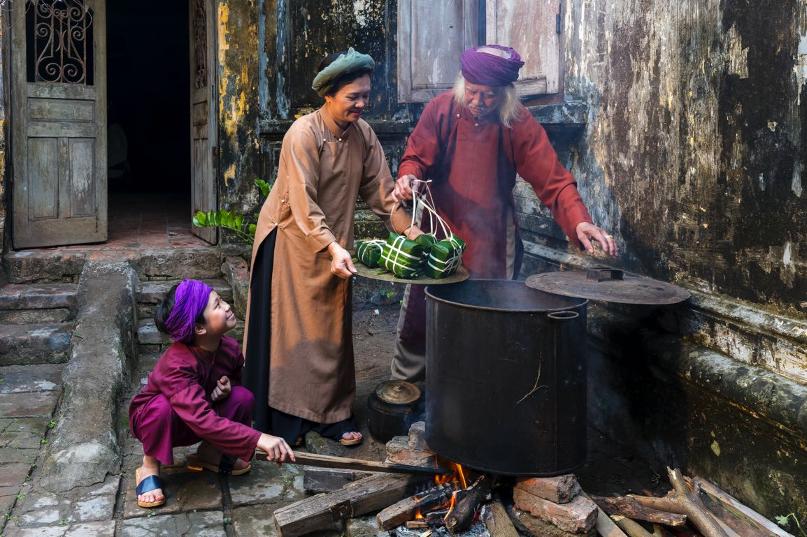 Không khí quây quần bên nồi bánh chưng, bánh tét đỏ lửa trở thành nét đẹp truyền thống quen thuộc của ngày Tết