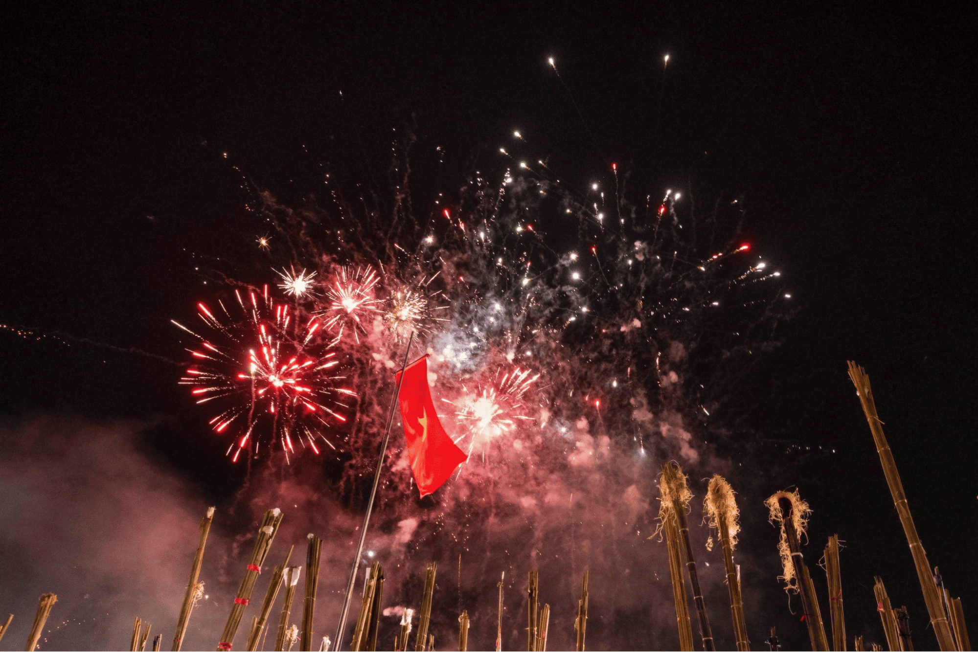 Khung cảnh rực rỡ của pháo hoa trong khoảnh khắc giao thời năm cũ và năm mới, với ước nguyện về sự bình an và may mắn