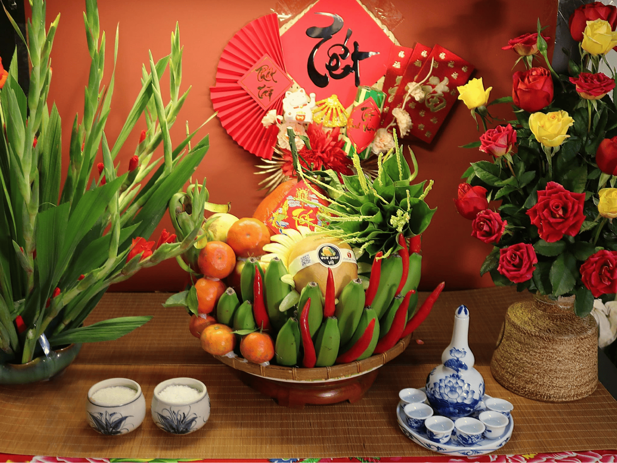 Mâm ngũ quả thể hiện lòng thành kính và ước mong phú quý, sung túcc, an lành cho năm mới