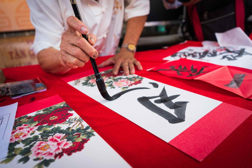 Nét đẹp xin chữ đầu xuân với ước vọng công việc hanh thông, học tập thăng tiến, cuộc sống an yên