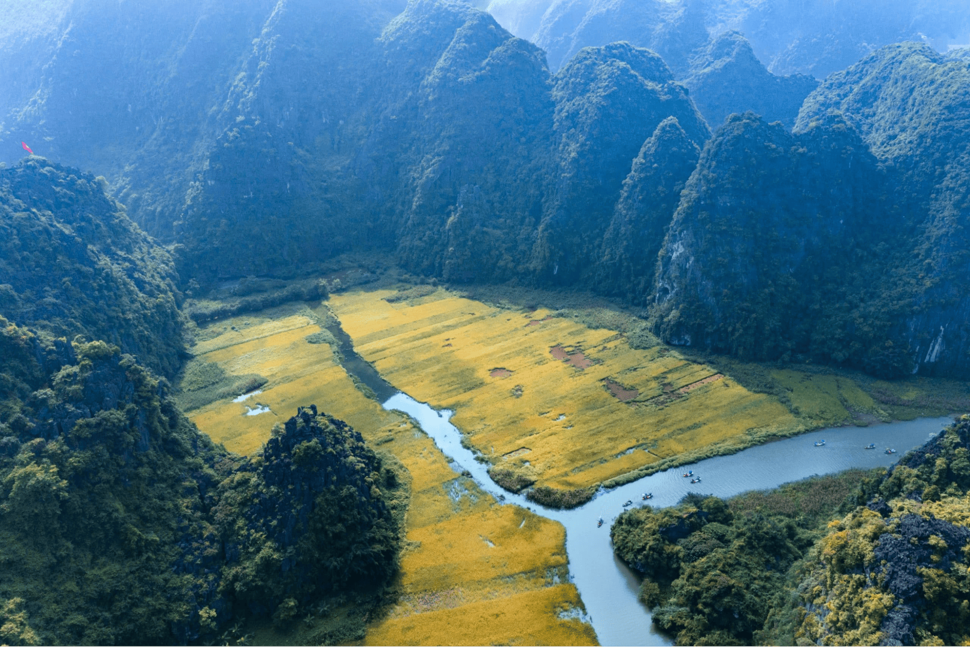 Nhờ cảnh sắc và sự yên bình vốn có, Ninh Bình là một trong những địa điểm du lịch Tết miền Bắc lý tưởn