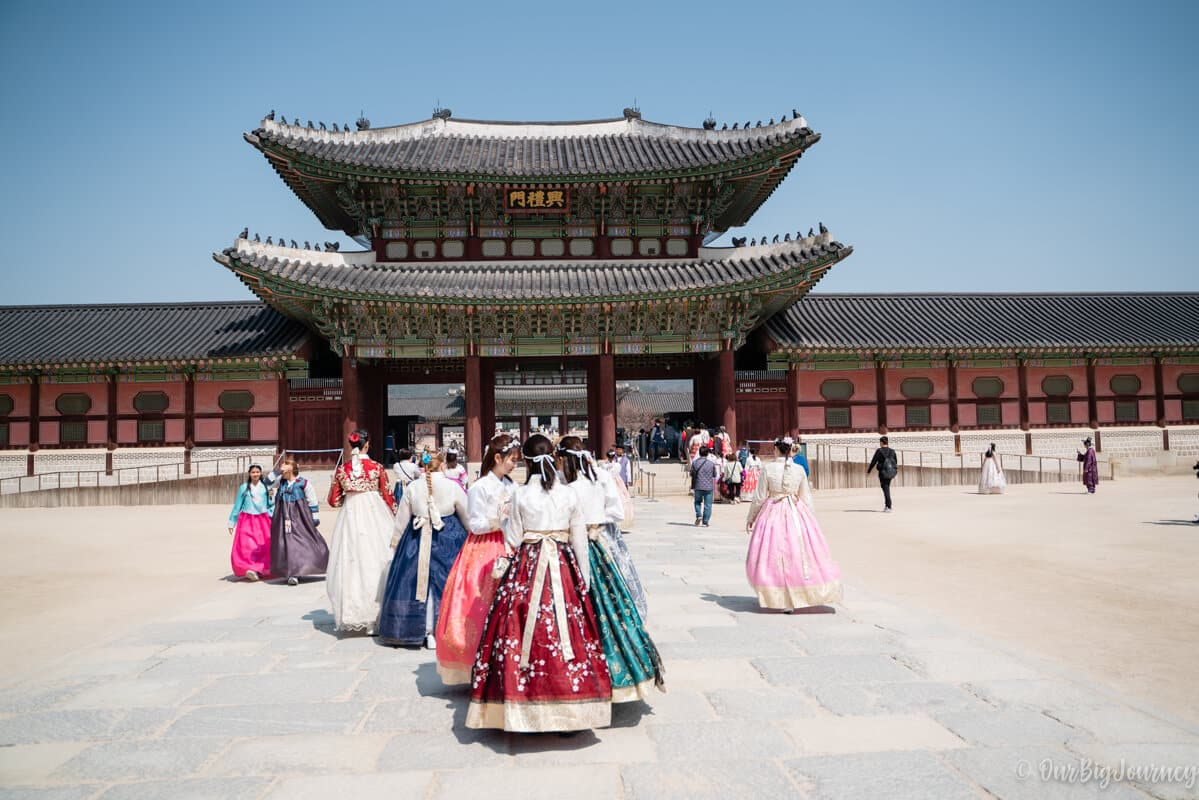 Trải nghiệm Seollal (Tết Hàn Quốc) tại Gyeongbokgung, khoảnh khắc đoàn viên, nghi lễ truyền thống trong Hanbok