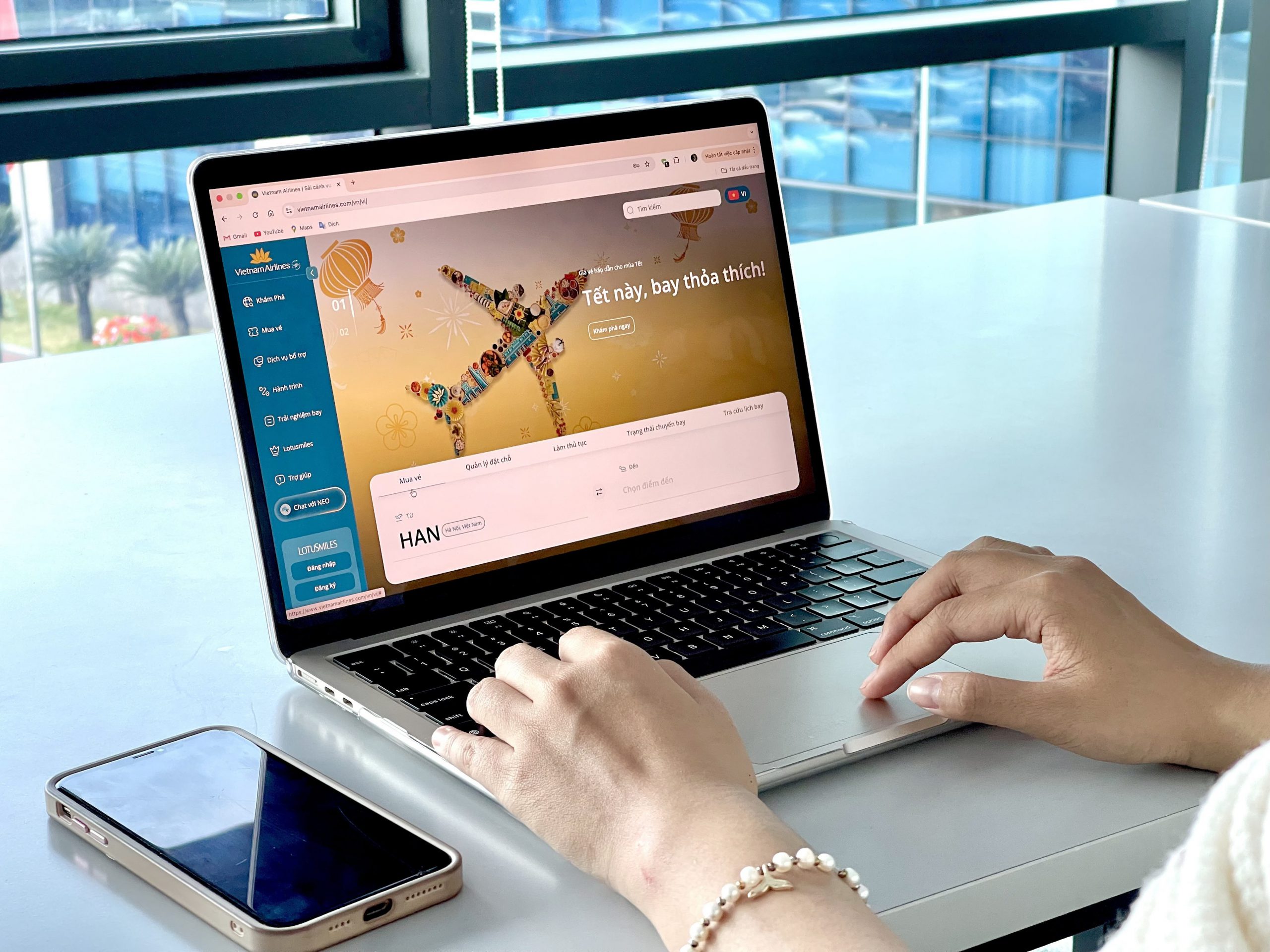 Người dùng đang tìm kiếm vé máy bay trên website Vietnam Airlines với giao diện Tết rực rỡ