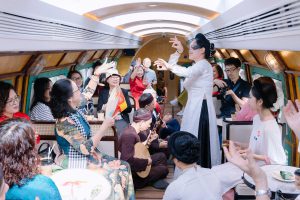 “Chở mùa xuân về”: Hành trình tìm lại ký ức Thăng Long – Kinh Bắc trên chuyến tàu di sản