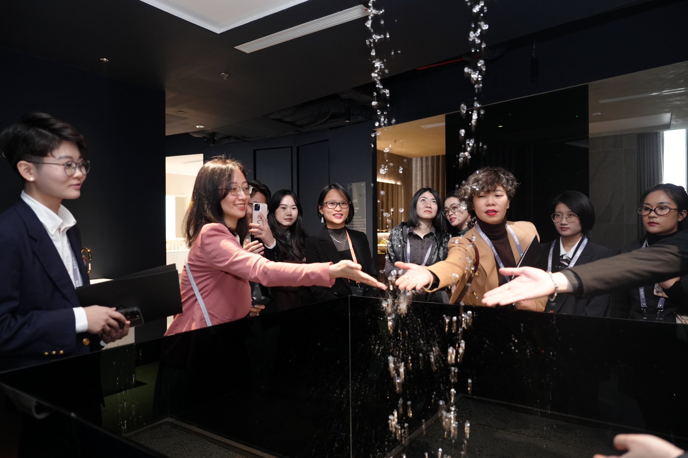 Nhóm người trải nghiệm dòng nước nghệ thuật tại trung tâm LIXIL Hà Nội