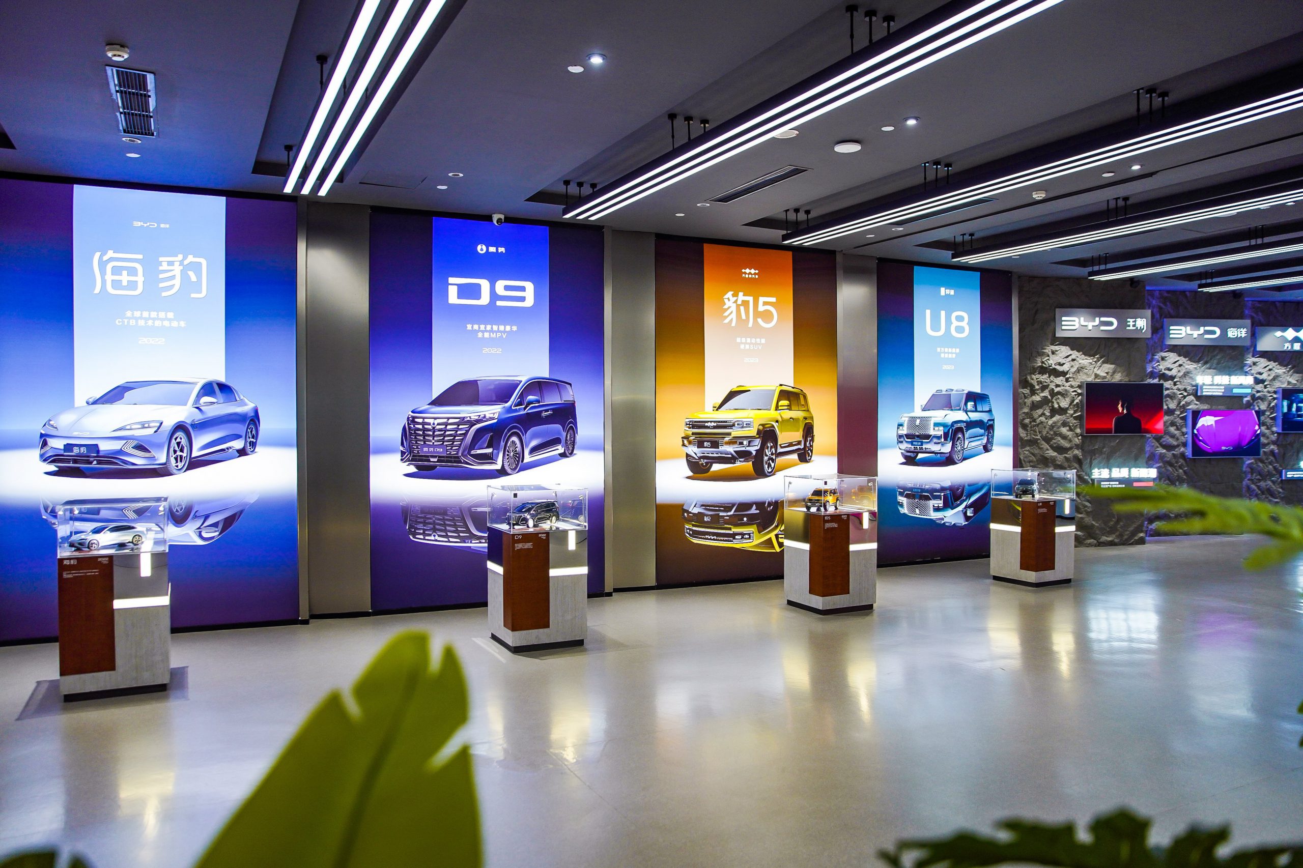 Hanh Trinh 30 Nam San Xuat Xe Nang Luong Moi Cua BYD Scaled