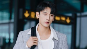 Isaac xuất hiện đầy khí chất trong set đồ sân bay lịch lãm của BOSS