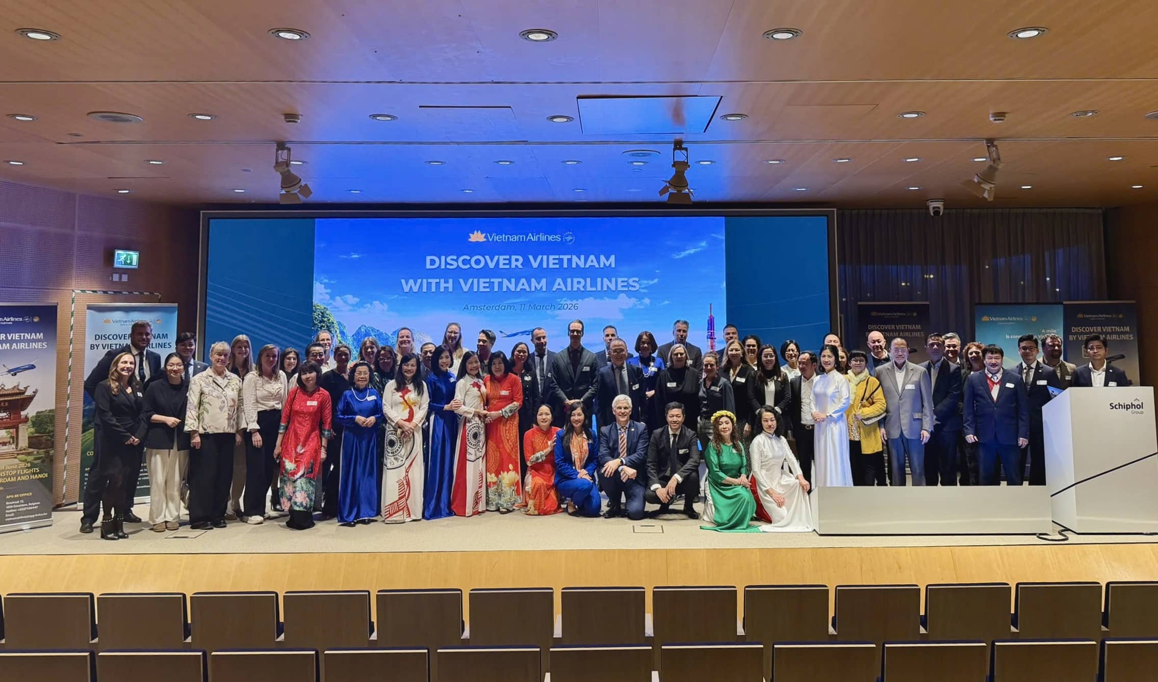 1. Vietnam Airlines Dã Tổ Chức Sự Kiện Công Bố Dường Bay Thẳng Hà Nội – Amsterdam Hà Lan Tại Sân Bay Amsterdam Schiphol